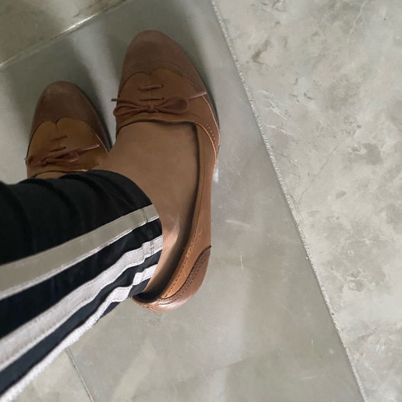 Naturalizer’s 2 tone block heels in brown leather. 3.5” heel. - Picture 4 of 7